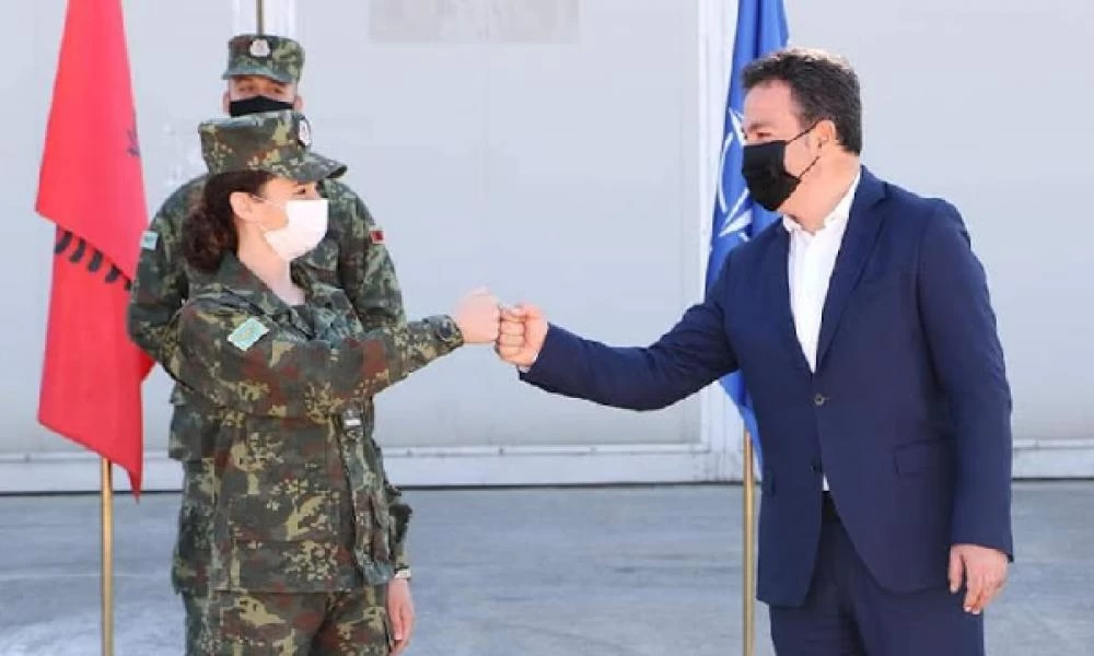 Αλβανία: Άρχισε η εκπαίδευση πιλότων στρατιωτικών ελικοπτέρων